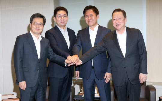 지난 1월 서울 세종대로 상의회관에서 대한상공회의소와 기획재정부가 공동으로 주최한 혁신 성장 옴부즈만 출범식에서 김동연 기획재정부 장관(왼쪽부터)과 조광수 연세대학교 정보대학원 교수, 박정호 SK텔레콤 사장, 박용만 대한상의 회장이 기념 촬영하고 있다. <대한상의 제공>